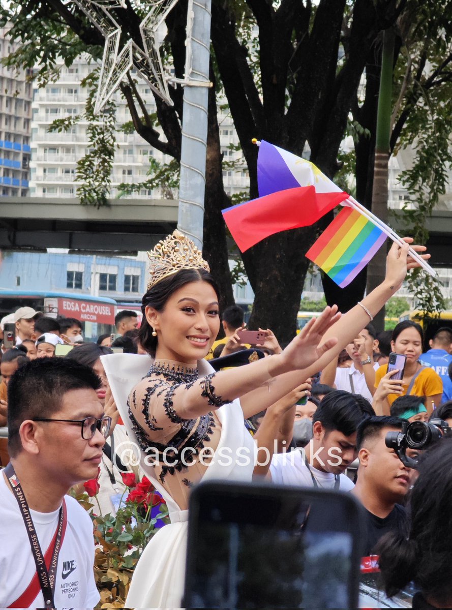 PageantsNEWS's tweet photo. @michellemdee once said โi wonโt just be raising the philippine flag but iโll also be raising the LGBTQ flagโ today, she raised both flags once again.
#DeeHomeComingParade
#MichelleDee #MMD #MichelleMarquezDee https://t.co/PjdfyLSm8H