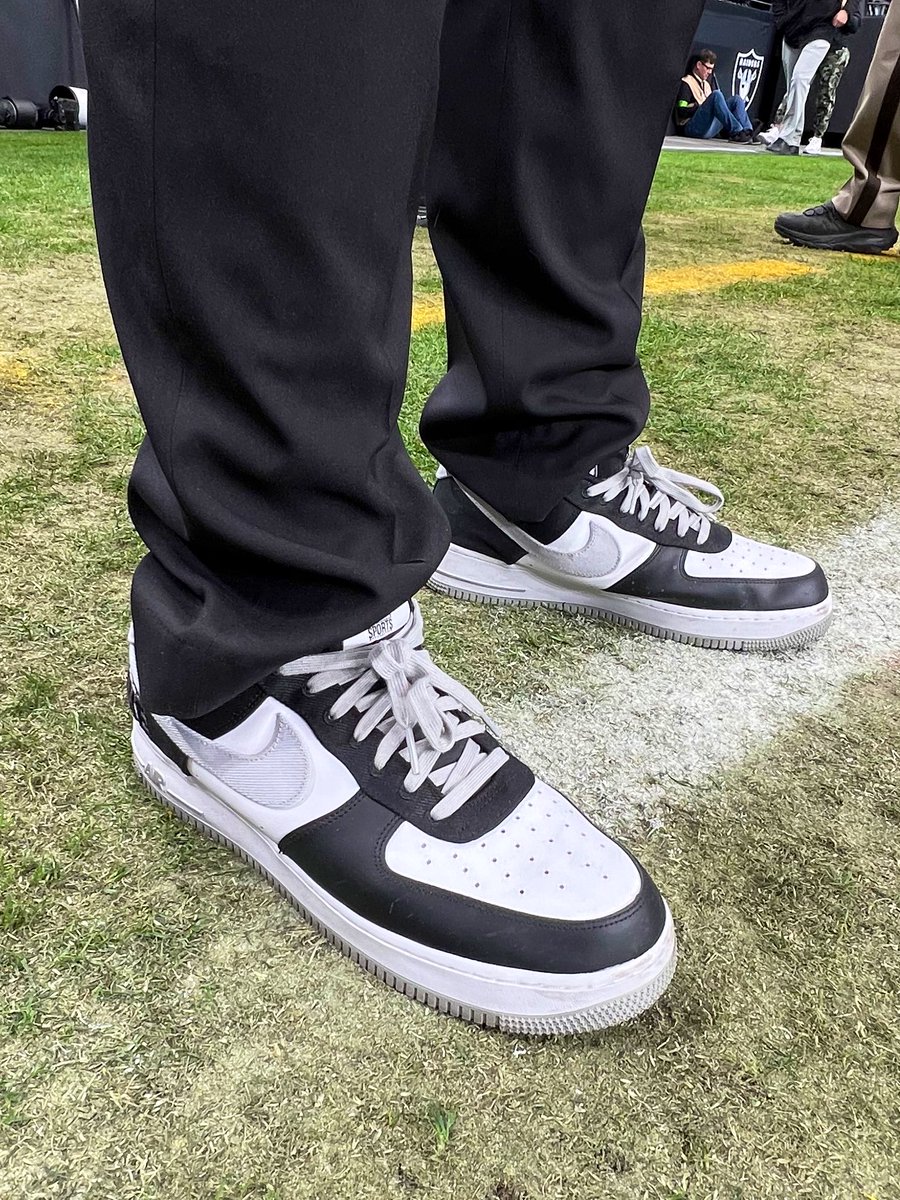 theleviedwards's tweet photo. December 10th, 2023
Nike Air Force 1 Low ‘07 LV8 EMB “Raiders”
Bought these from the legendary Mike Taylor, who’s worked in Raiders communications/PR staff for 35 years now.
#25DaysofKicksmas | #KOTD https://t.co/UJ3OvSsqO2