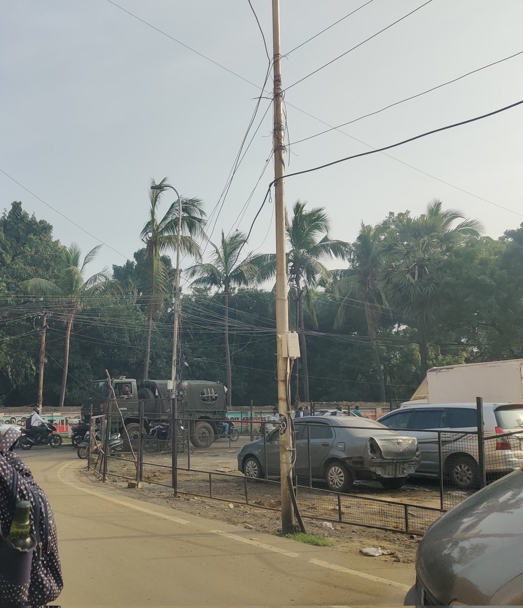 ManapakkamMan's tweet photo. I managed to cross in 10 mins or so. Didn't see any cops but there was one person regulating things. Saw heavy vehicles despite being a 1 way. Hope this road gets addressed soon @chennaicorp @RAKRI1.

We got a brand new road after 2 years and don't deserve this mess at all! https://t.co/hSsv53spZy