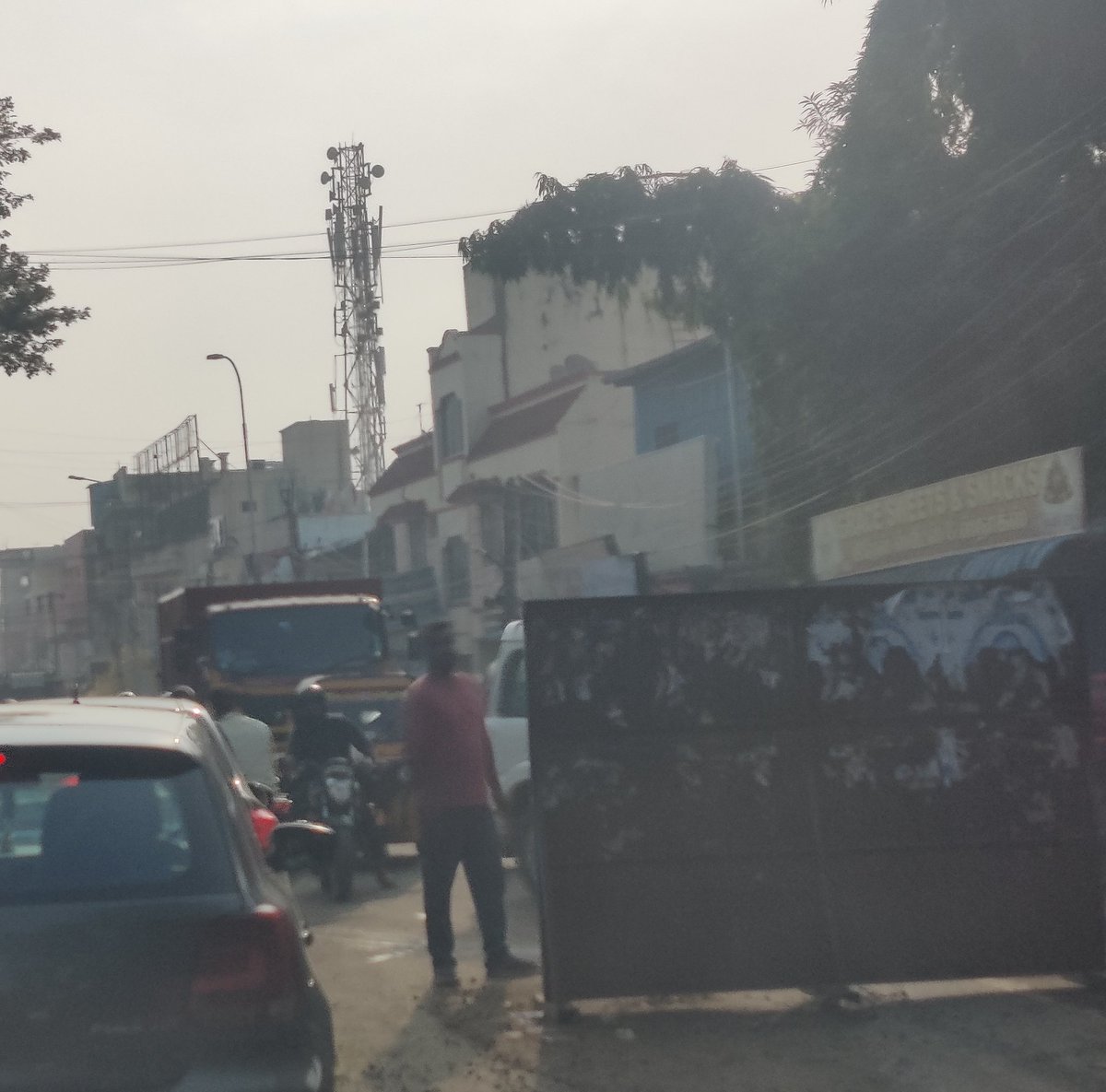 ManapakkamMan's tweet photo. I managed to cross in 10 mins or so. Didn't see any cops but there was one person regulating things. Saw heavy vehicles despite being a 1 way. Hope this road gets addressed soon @chennaicorp @RAKRI1.

We got a brand new road after 2 years and don't deserve this mess at all! https://t.co/hSsv53spZy