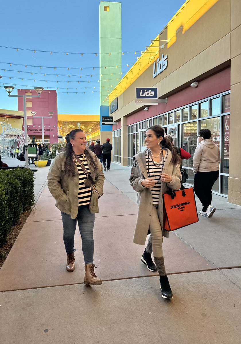 erickacabada's tweet photo. Compras, 🛍️ festival, comidita! #familytime❤️ .
.
#jamusic&promotions #streetstyle #eccentrodebelleza #beauty
#accessori #lifestyle #instagood #art #girls #hair #fashionig #fashiondiaries #cute #awesom #girly #pink #trend #fashionshow #fashionblogger #modeling #photooftheday https://t.co/qGJJQRwz4J