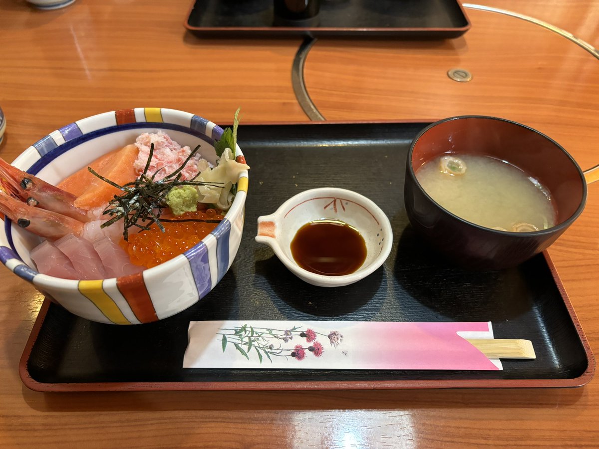 NativeJapaneseJ's tweet image. 海鮮丼（かいせんどん）