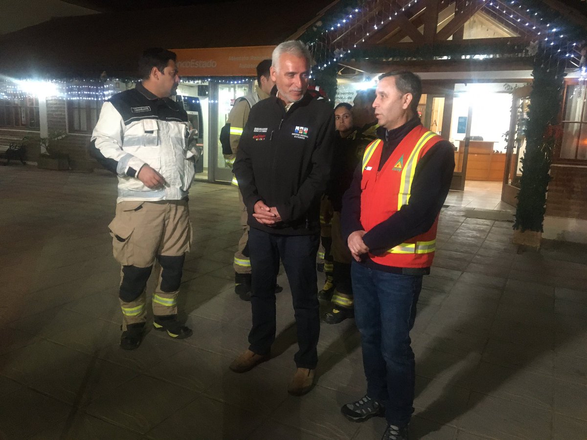 conaf_ohiggins's tweet photo. Director regional #CONAFOHiggins Oscar Galdames junto a Gobernador @PabloSilvaAmaya, alcaldesa de La Estrella Angelica Silva, @BomberosdeChile , @Carabdechile, analizan situación I.F #LasDamas. https://t.co/NFw2QKkYdU