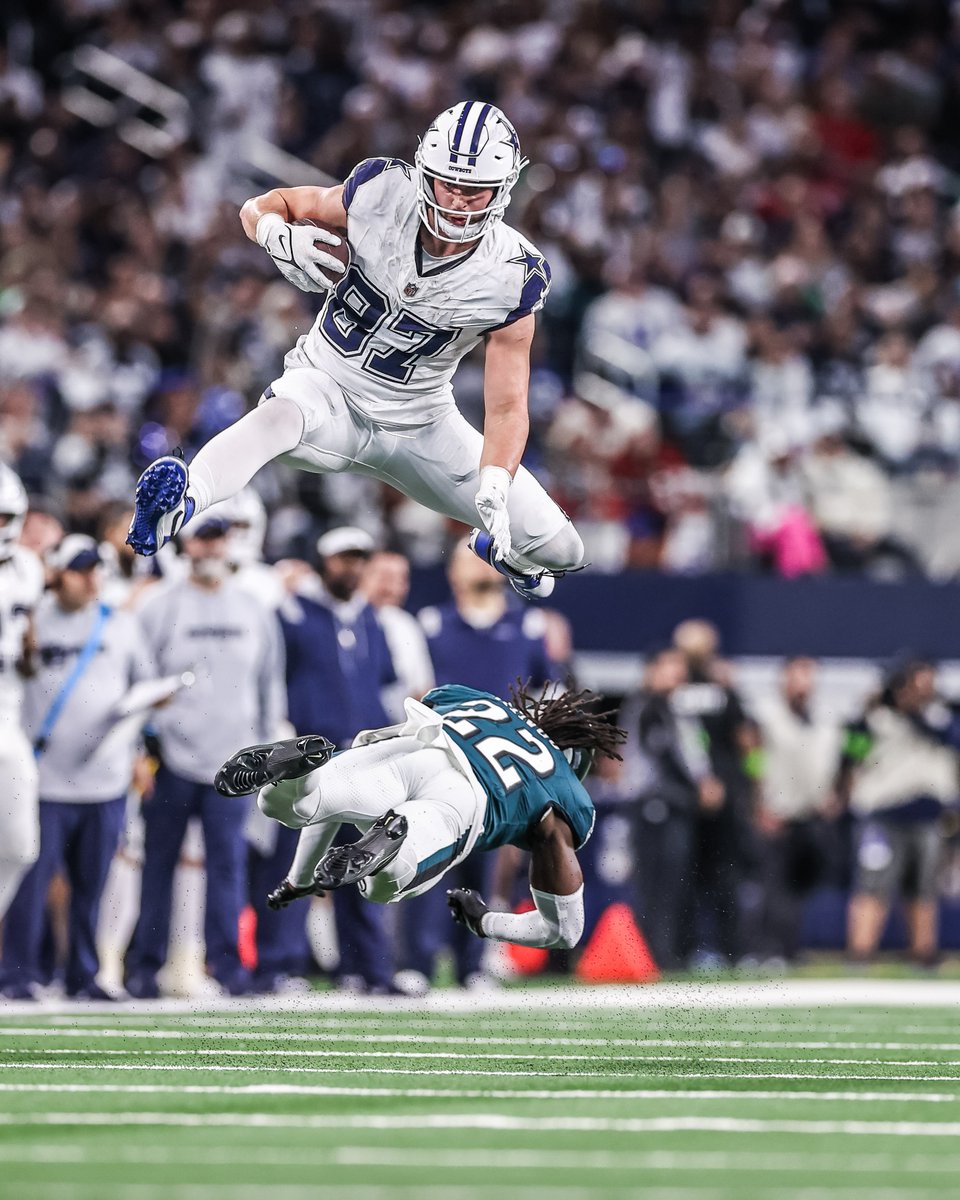 NFLonFOX's tweet photo. dodging my Sunday responsibilities like

📸: @dallascowboys https://t.co/EwjXZTAfHQ