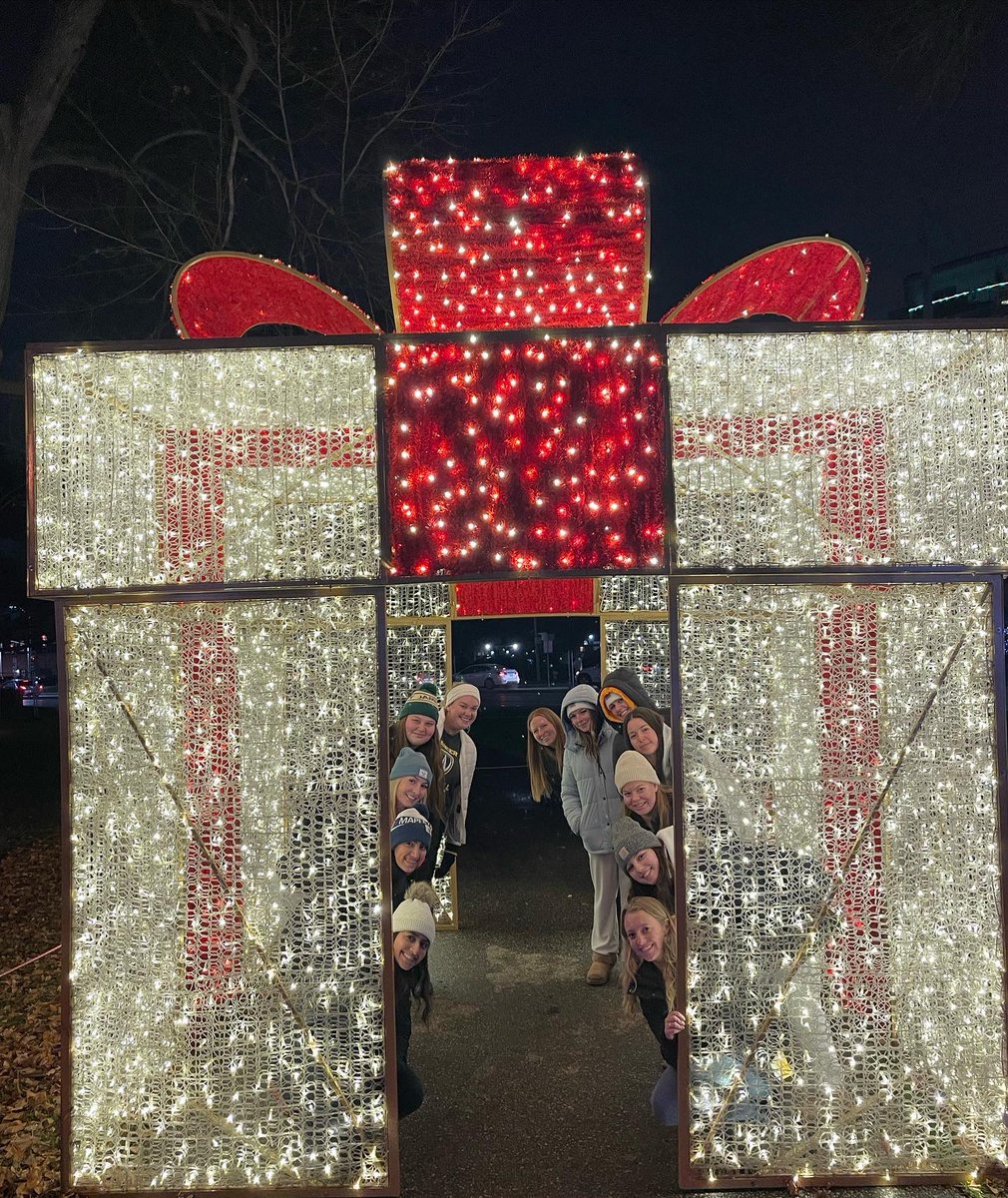 Lancers kick off the Holiday Season with a visit to the Windsor Bright Lights 💙❄️🎄⛄️🤍