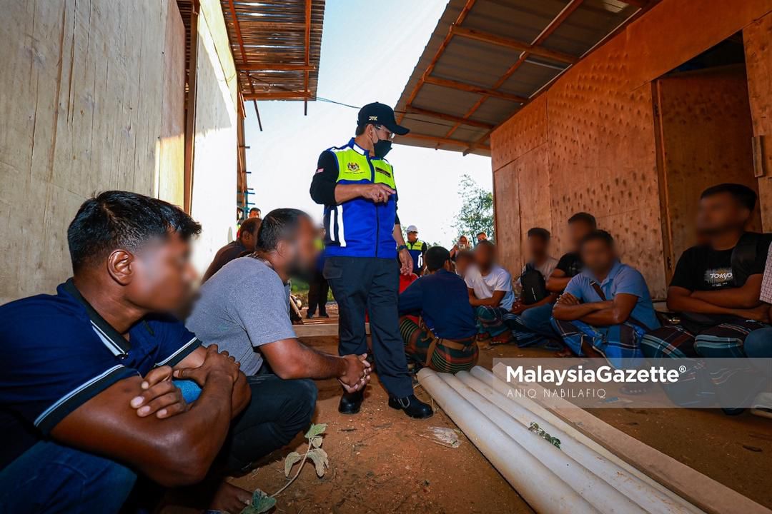 Jabatan Tenaga Kerja Semenanjung Malaysia (JTKSM) menjalankan Operasi Penguatkuasaan Perburuhan (OPP) di sebuah tapak pembinaan di Meru, pada Isnin. 

Foto ANIQ NABILAFIQ ANUAR

#malaysiagazetteperak #OPPtapakpembinaanmeru