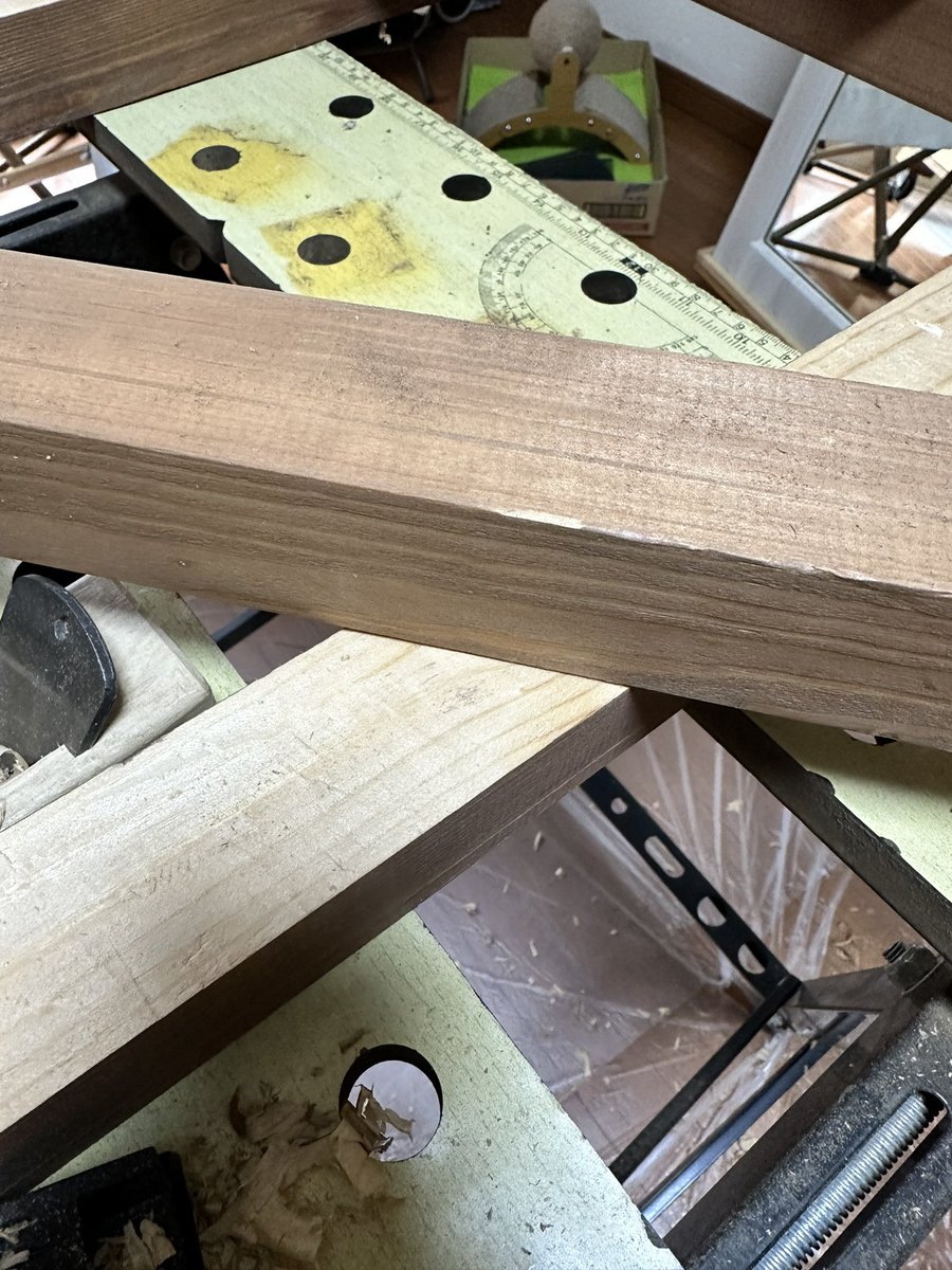 Diy2Cat's tweet photo. 以前作ったパソコン机を解体して息子が使うダイニングテーブルに変える予定。

彼の希望は明るい色

ということで、ミニカンナで前回塗った塗装を剥がしています。もうすでに手が痛い😣 https://t.co/j3ObfL356G