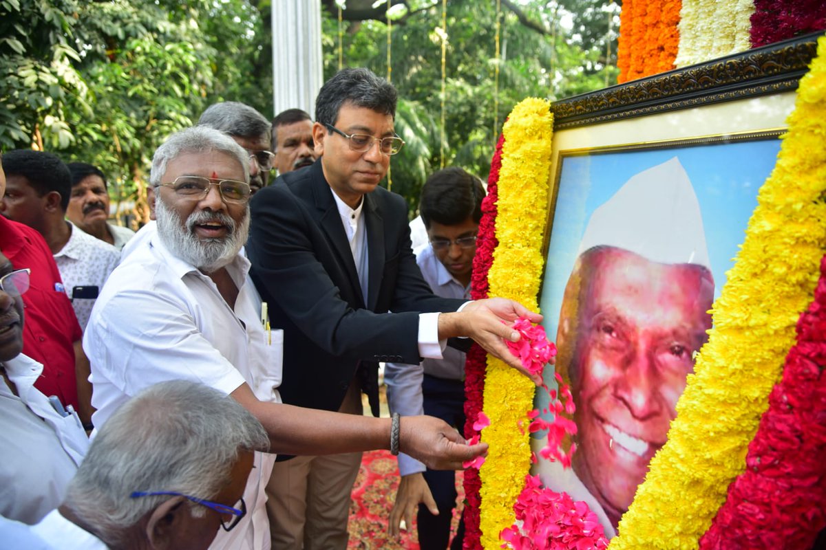 Sudarshn_chakra's tweet image. ಪೌರಕಾರ್ಮಿಕರ ಪಿತಾಮಹ ದಿ. ಶ್ರೀ ಐ.ಪಿ.ಡಿ ಸಾಲಪ್ಪ ಅವರ 94ನೇ ಜನ್ಮ ಜಯಂತಿಯ ಪ್ರಯುಕ್ತ ಬಿಬಿಎಂಪಿ ಕೇಂದ್ರ ಕಛೇರಿಯ ಆವರಣದಲ್ಲಿರುವ ದಿ. ಶ್ರೀ ಐ.ಪಿ.ಡಿ.ಸಾಲಪ್ಪ ಅವರ ಪ್ರತಿಮೆಗೆ, ಬಿಬಿಎಂಪಿ ಮುಖ್ಯ ಆಯುಕ್ತ ಶ್ರೀ ತುಷಾರ್ ಗಿರಿ ನಾಥ್ ಅವರು ಮಾಲಾರ್ಪಣೆ ಮಾಡಿ ಪುಷ್ಪನಮನ ಸಲ್ಲಿಸಿದರು. #BBMPCares