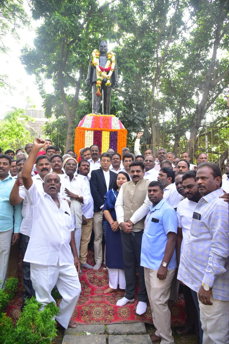 Sudarshn_chakra's tweet image. ಪೌರಕಾರ್ಮಿಕರ ಪಿತಾಮಹ ದಿ. ಶ್ರೀ ಐ.ಪಿ.ಡಿ ಸಾಲಪ್ಪ ಅವರ 94ನೇ ಜನ್ಮ ಜಯಂತಿಯ ಪ್ರಯುಕ್ತ ಬಿಬಿಎಂಪಿ ಕೇಂದ್ರ ಕಛೇರಿಯ ಆವರಣದಲ್ಲಿರುವ ದಿ. ಶ್ರೀ ಐ.ಪಿ.ಡಿ.ಸಾಲಪ್ಪ ಅವರ ಪ್ರತಿಮೆಗೆ, ಬಿಬಿಎಂಪಿ ಮುಖ್ಯ ಆಯುಕ್ತ ಶ್ರೀ ತುಷಾರ್ ಗಿರಿ ನಾಥ್ ಅವರು ಮಾಲಾರ್ಪಣೆ ಮಾಡಿ ಪುಷ್ಪನಮನ ಸಲ್ಲಿಸಿದರು. #BBMPCares