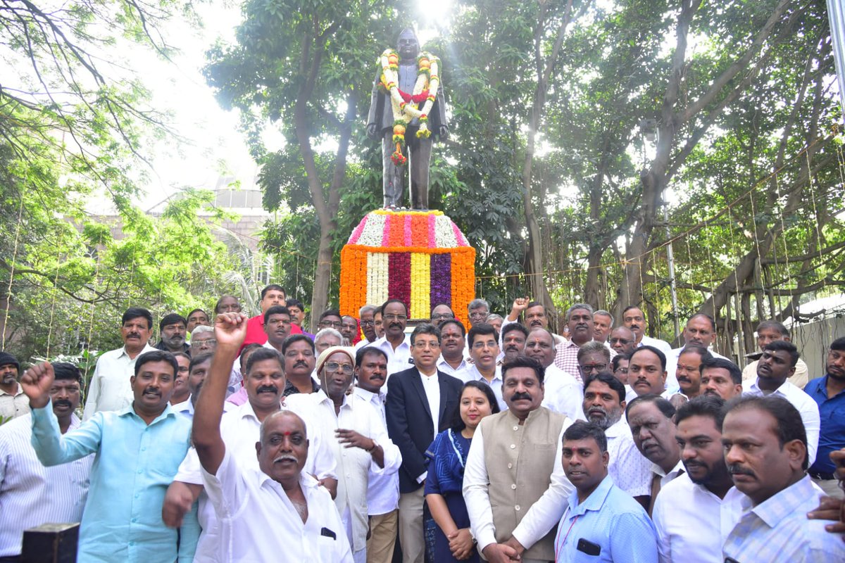 Sudarshn_chakra's tweet image. ಪೌರಕಾರ್ಮಿಕರ ಪಿತಾಮಹ ದಿ. ಶ್ರೀ ಐ.ಪಿ.ಡಿ ಸಾಲಪ್ಪ ಅವರ 94ನೇ ಜನ್ಮ ಜಯಂತಿಯ ಪ್ರಯುಕ್ತ ಬಿಬಿಎಂಪಿ ಕೇಂದ್ರ ಕಛೇರಿಯ ಆವರಣದಲ್ಲಿರುವ ದಿ. ಶ್ರೀ ಐ.ಪಿ.ಡಿ.ಸಾಲಪ್ಪ ಅವರ ಪ್ರತಿಮೆಗೆ, ಬಿಬಿಎಂಪಿ ಮುಖ್ಯ ಆಯುಕ್ತ ಶ್ರೀ ತುಷಾರ್ ಗಿರಿ ನಾಥ್ ಅವರು ಮಾಲಾರ್ಪಣೆ ಮಾಡಿ ಪುಷ್ಪನಮನ ಸಲ್ಲಿಸಿದರು. #BBMPCares