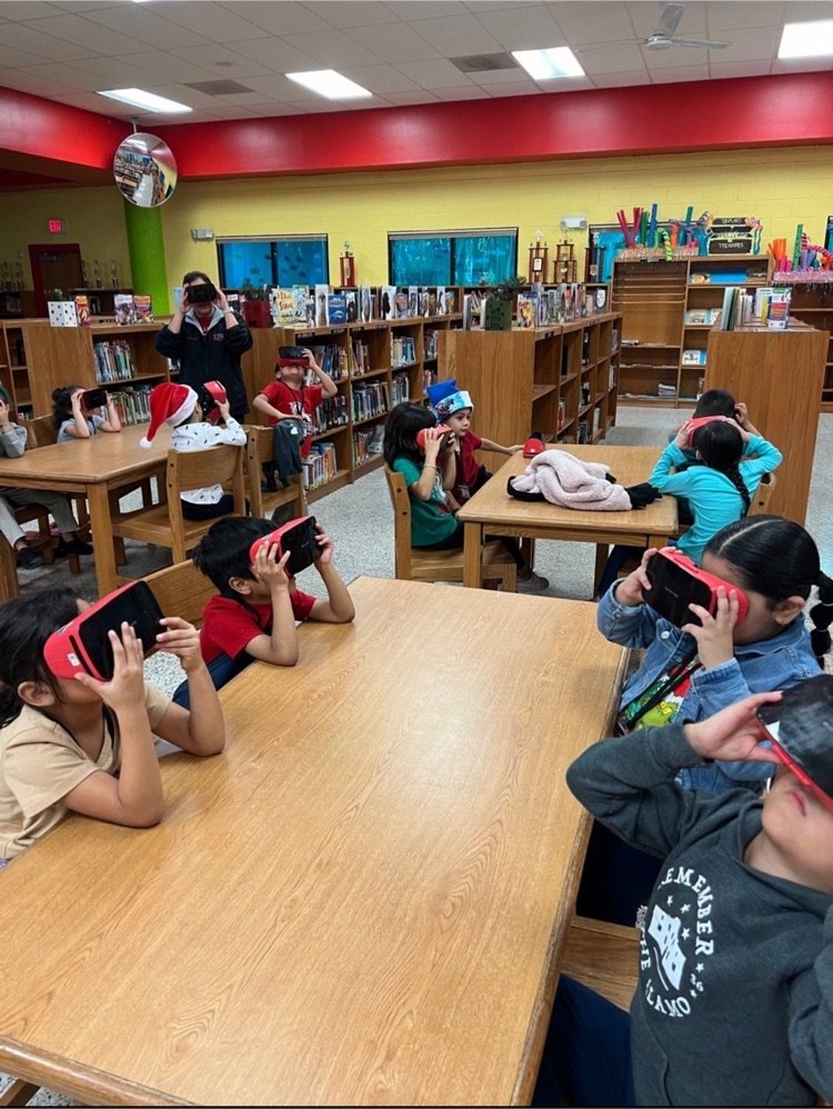 ligardelisd's tweet image. PK and Kinder visiting the North Pole through Virtual Reality!
#FantasyFriday. 
#CSEdWeek2023