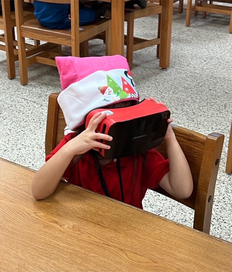 ligardelisd's tweet image. PK and Kinder visiting the North Pole through Virtual Reality!
#FantasyFriday. 
#CSEdWeek2023