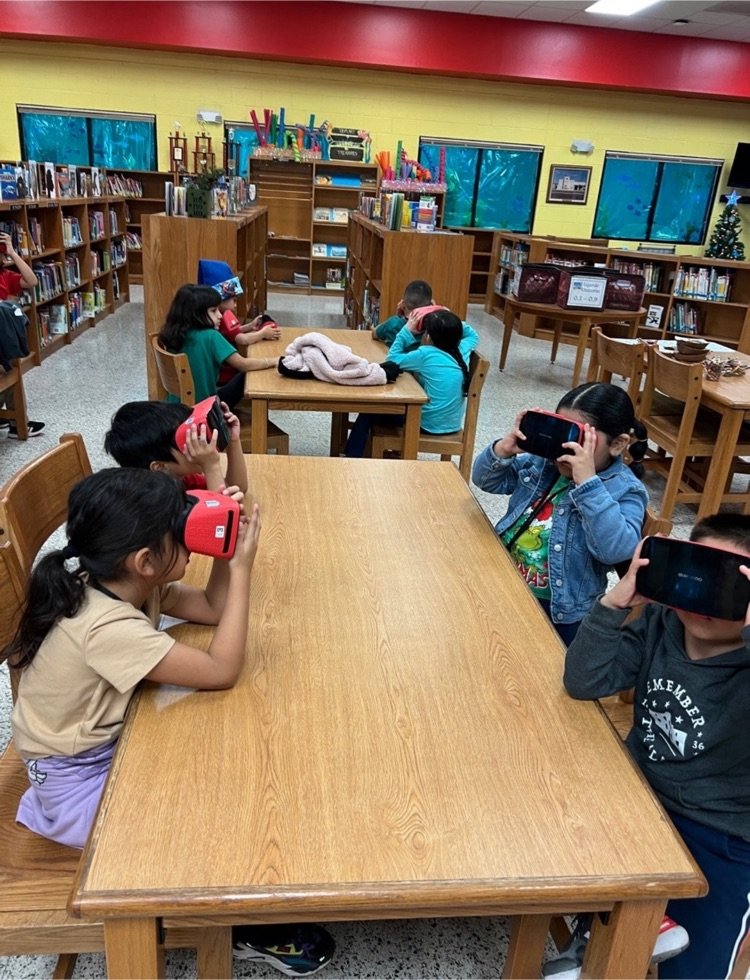 ligardelisd's tweet image. PK and Kinder visiting the North Pole through Virtual Reality!
#FantasyFriday. 
#CSEdWeek2023