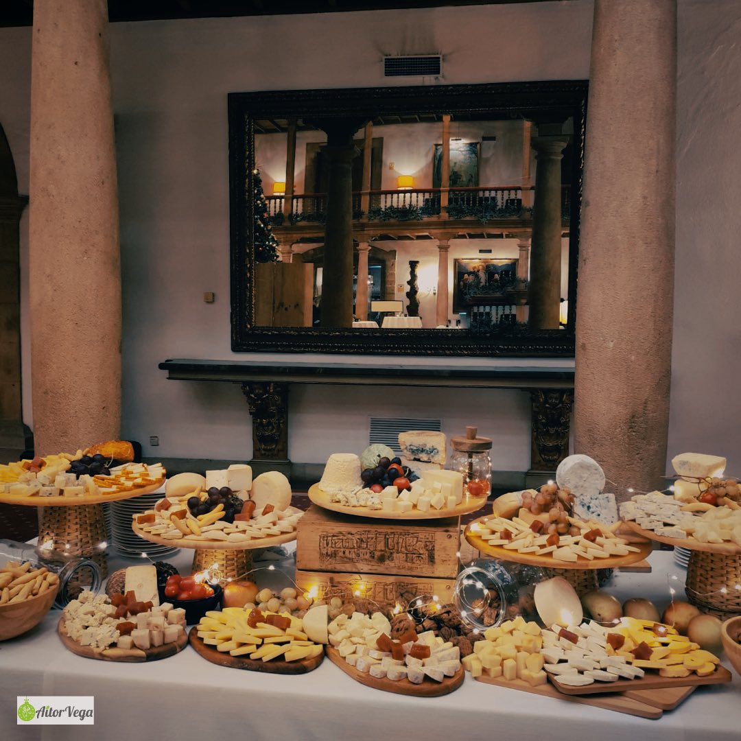 ¡El sabor de la Navidad asturiana en una mesa de quesos inolvidable! 🎄🧀 

En la mágica boda en @hoteldelareconquista , los quesos asturianos como protagonistas. Una deliciosa experiencia en un lugar emblemático.

¡Momentos que perdurarán en el paladar y en el corazón! ❤️