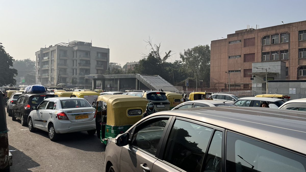SignatureSanjay's tweet image. #nehruplace crossing stucked due to unorganised TSR/Tempo parking @DelhiPolice @dtptraffic