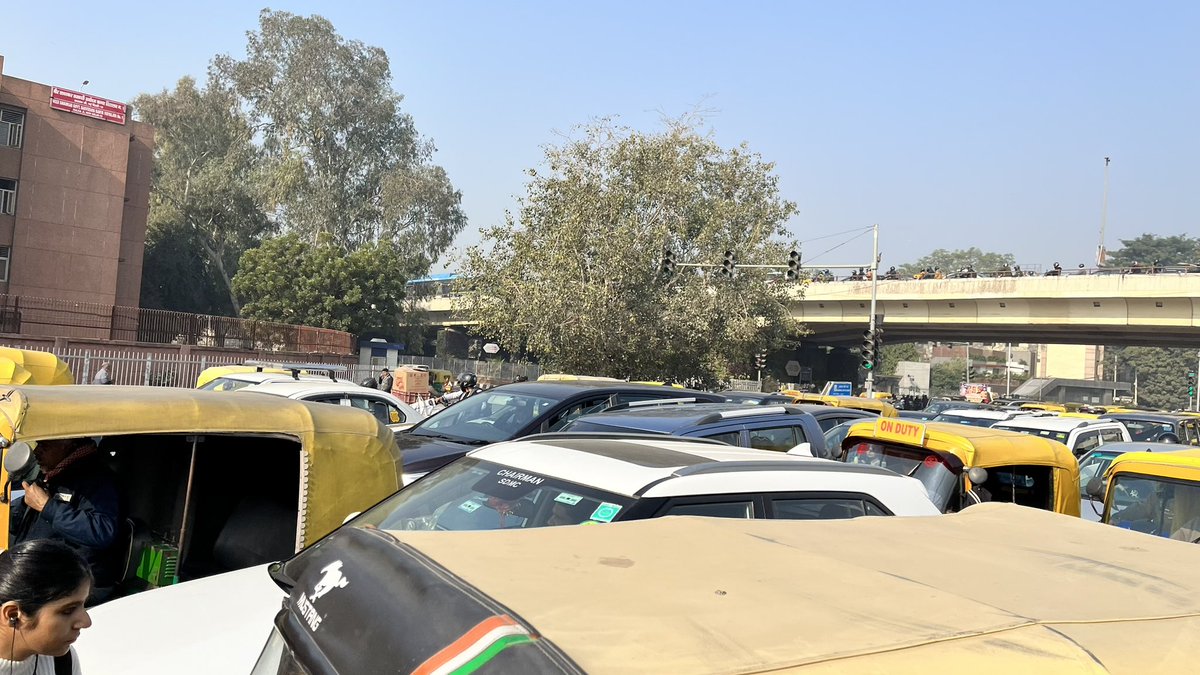 SignatureSanjay's tweet image. #nehruplace crossing stucked due to unorganised TSR/Tempo parking @DelhiPolice @dtptraffic