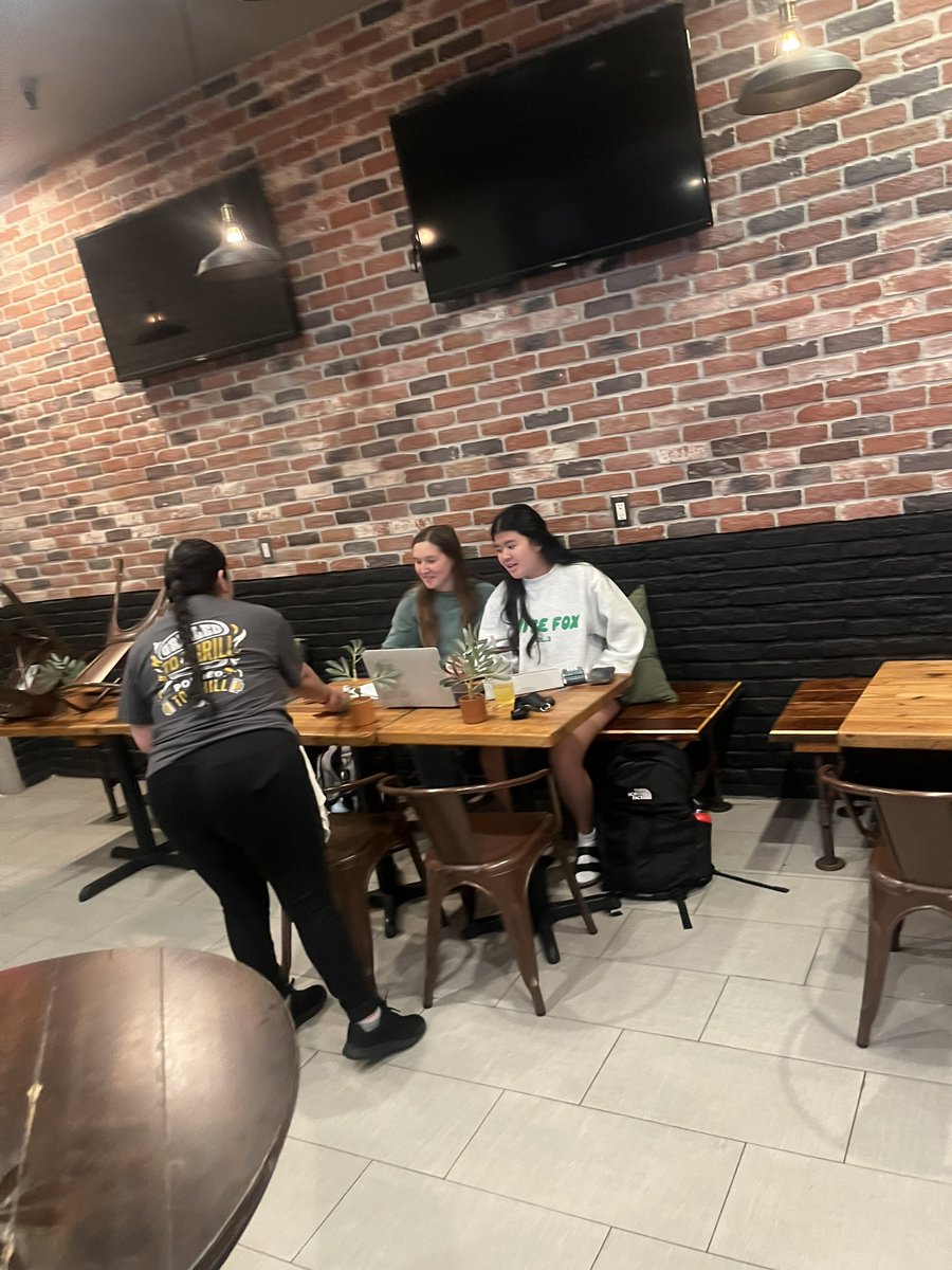 JusticeK124123's tweet photo. Started the #CommunityCrew to get our core TM’s to pass out flyers for our restaurant once every few months! 🌶️❤️
Give back to our community, grow our sales & connect with other businesses in the area!✨
12/21 Santa is coming to Chili’s South for FREE Christmas pictures!🎄🎅 https://t.co/F48OWGqpRL
