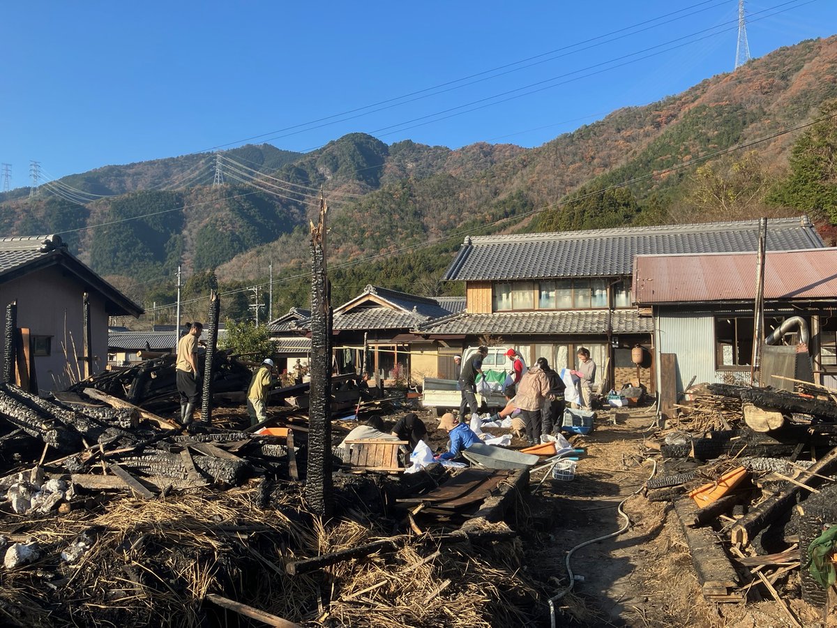 IseWashiJP's tweet photo. 美濃和紙の工房ワラビーランドさんで発生した火災の後処理作業に、伊勢和紙の産地からも述べ3日間お手伝いに行かさせていただきました。今後の復興を���よりお祈りいたします。 https://t.co/7qgRKEMyXt