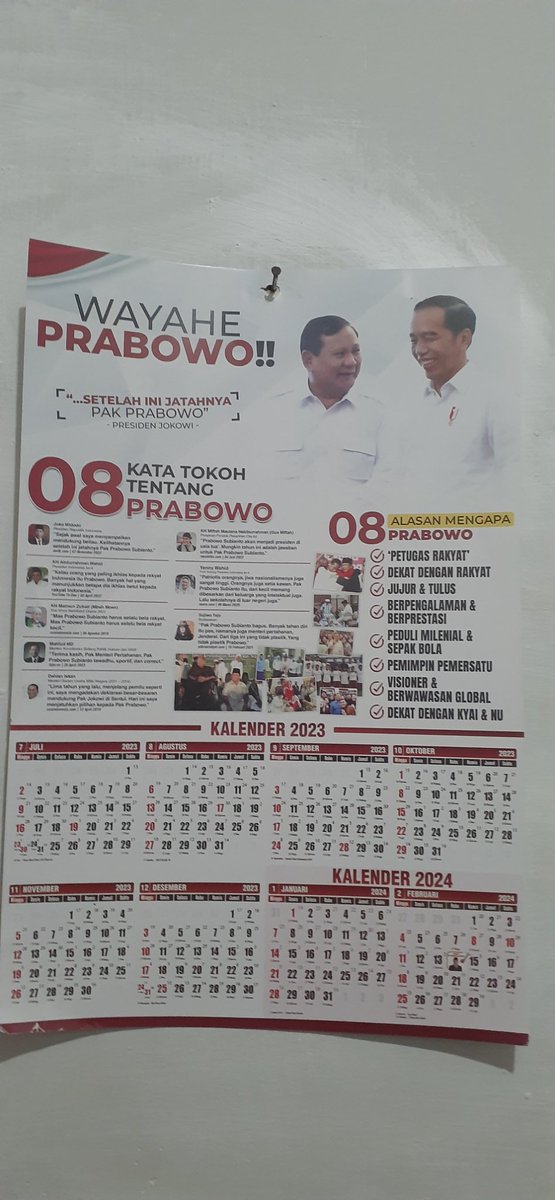 ch_chotimah2's tweet photo. Survei jgn di olok-olok, tapi tetap dijadikan penambah semangat mau hasilnya tinggi atau rendah.
Masih ada waktu dua bulan, coba dengarkan kritik dan saran terutama dari pendukung.

Orang cerdas pasti tau Ganjar Mahfud itu adalah calon yg lebih baik dari yg lain, bukan hanya gagasan tapi rekam jejak prestasi dan pengalamannya juga jauh dari yg lain, tapi yg jadi pertanyaan, apa semua rakyat mengetahui itu?

Sudah lama sy kasih saran sama tim GP, lebih dari satu orang yg sy sampaikan, bikin brosur jgn tabloid, yg isinya rekam jejak pengalaman dan prestasi Ganjar Mahfud dan lawan2nya agar rakyat bisa membandingkan, mari kita bantu rakyat untuk jadi pemilih yang cerdas, ini juga pernah dilakukan relawan Jokowi pd pilpres sebelumnya, brosur yg bisa kita taruh diatas Kasir, yg bisa diambil pengunjung toko, baik itu pelanggan atau sales, atau kita bagi2kan dipinggir jalan.
Pengalaman sy di pilpres sebelumnya, kadang pengunjung mengambil bkn hny satu tapi banyak, itu artinya dia ingin membagikan Juga, mungkin pada keluarga atau teman, akhirnya makin lama makin tersebar. Jokowi hanya tdk dikenal sbg kader PDIP tapi juga pemimpin yg lebih baik dari Prabowo, Ganjar harus juga dibuat seperti ini, tapi sampai saat ini belum ada, padahal kubu lawan sudah lama bagi2 kalender dan tabloid.
Saran ini sebenarnya bkn hny dari sy, byk teman yg DM juga memberi saran yg serupa, DM itu sy screenshot lalu sy kasih tim GP, tapi tetap sampai sekarang belum ada.
Sy lihat byk tim GP yg mampu bagi2 kaos dan spanduk bahkan bikin baliho, pdhl itu hanya menyasar mereka yg sdh memutuskan memilih Ganjar Mahfud, sedangkan target kita adalah mereka yg belum memutuskan dukungan.

Menguasai sosmed itu penting tapi menguasai lapangan juga penting, bahkan jauh lebih penting, Krn tdk semua rakyat punya HP.
Beri fakta tentang lawan itu penting, tapi beri fakta tentang calon kita jauh lebih penting.
Fokus menangkan Ganjar Mahfud bkn fokus pada isu atau rintangan yg dibuat lawan.
Semoga didengarkan.😊