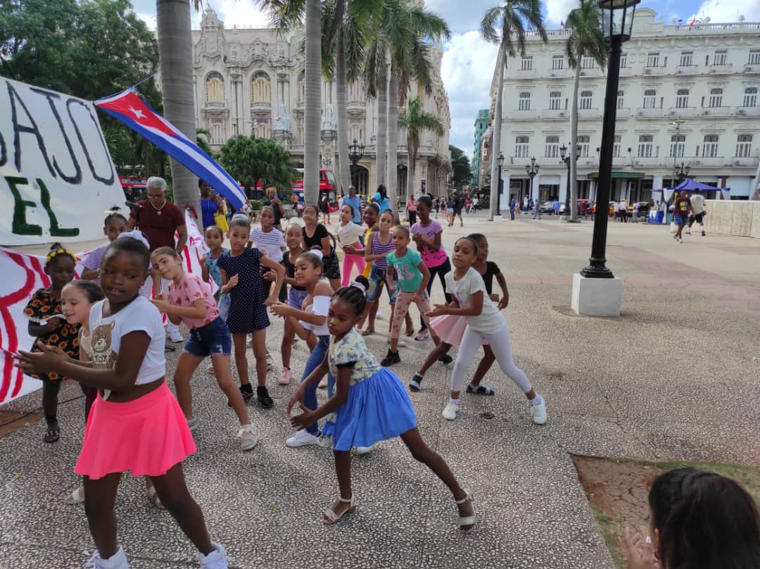 Quién dice que no hay #CubanosConDerecho y entonces qué es esto que vemos en un parque de La Haban, acaso nuestros niños no tienen derecho a a a disfrutar de esa tranquilidad. <a href="/AylinAlvarezG/">Aylín Alvarez García</a> <a href="/rpalmero1/">Raúl Palmero  🇨🇺</a> <a href="/UJCdeCuba/">UJC de Cuba</a> <a href="/UJCHABANA1/">UJCHABANA</a>