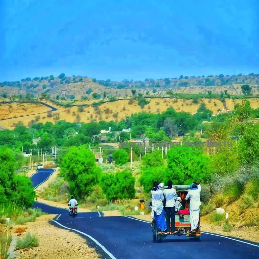 रवायतें अच्छी, अच्छे दस्तूर हुआ करते थे,,,
शहरों से जब गाँव, ज़रा दूर हुआ करते थे..!!

राम राम सा🙏🏻
