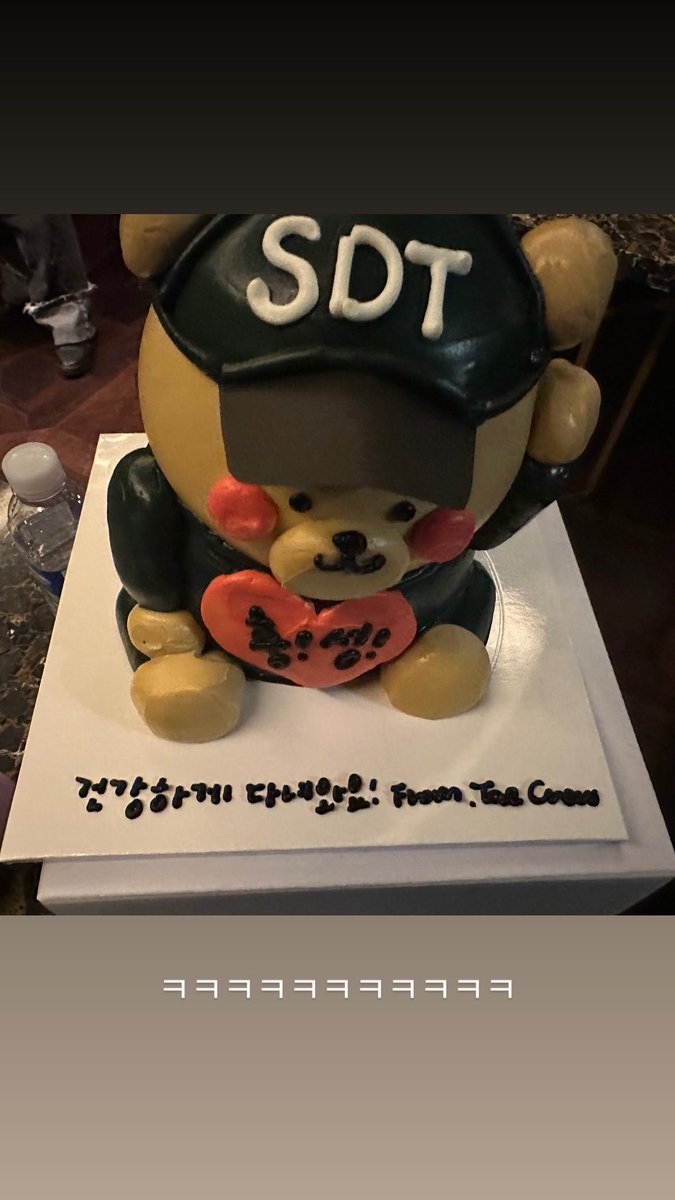B7TOYS's tweet photo. — Taehyung a través de Instagram stories (1/2)🖇️(https://t.co/XmABgRGEvs) https://t.co/FU8FWCHEjQ