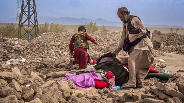 Dawood shares his grief and hopes after the #HeratEarthquake in #Afghanistan. See how @UNDPaf is assisting earthquake survivors with shelter, food, livelihoods, and resilience. 🔗A father's grief, and hope: t.ly/O7mL0