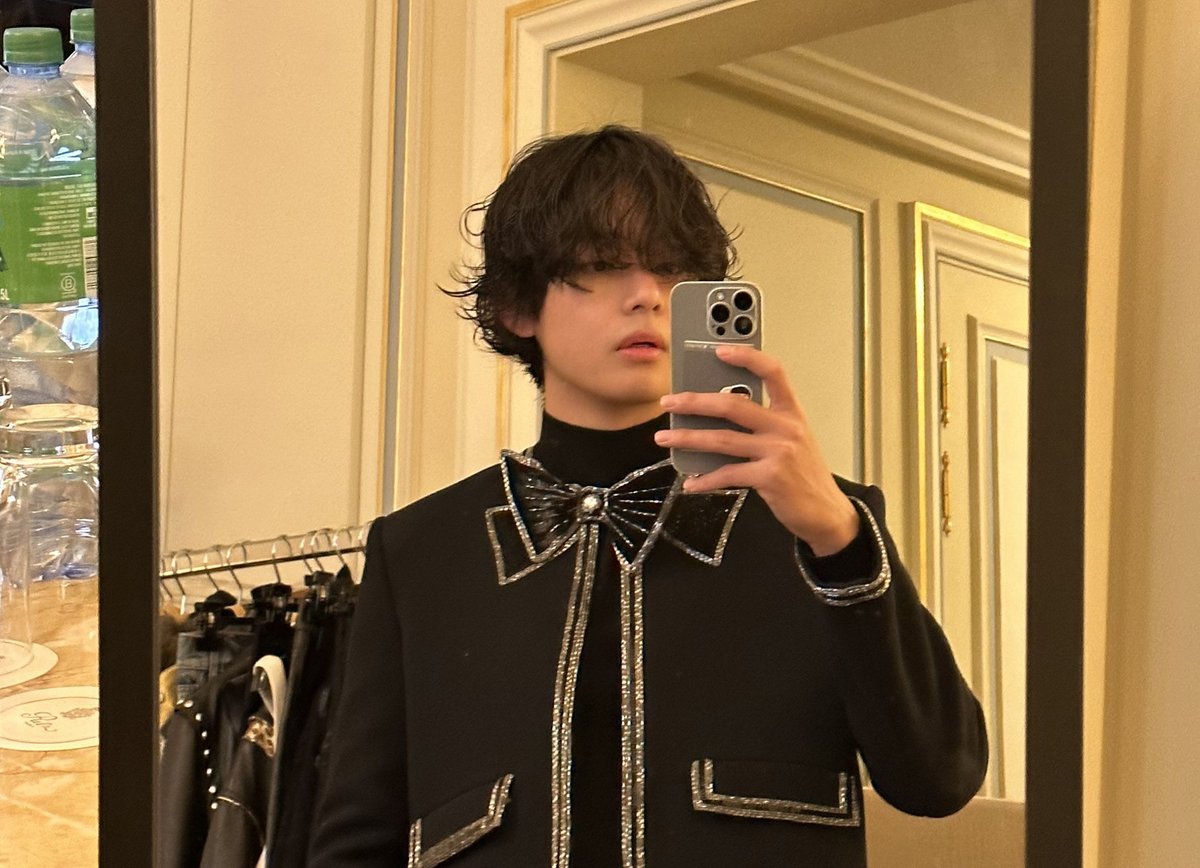 WORLDMUSICAWARD's tweet photo. #BTS' #V shares farewell pics on #Weverse, with his hair transformations from black to blonde to buzzcut! 👏📸🔥👑💜

 FOREVER WITH KIM TAEHYUNG https://t.co/MAMIuJXOb1
