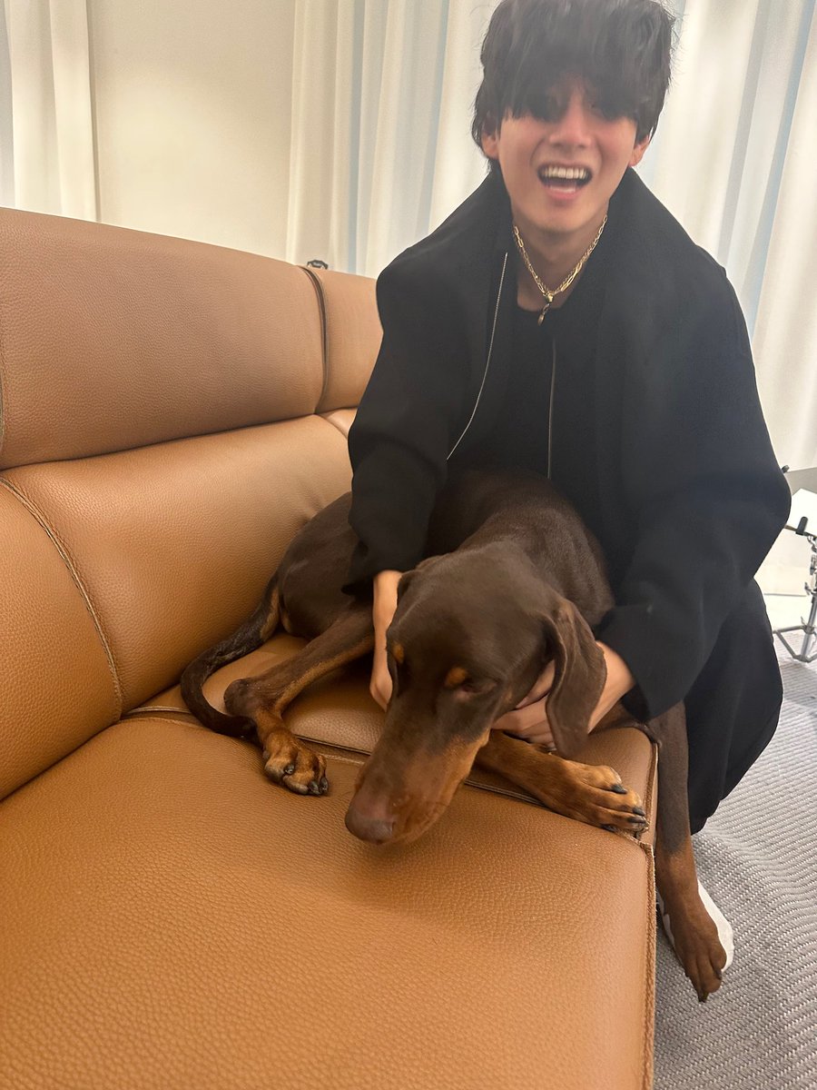 B7TOYS's tweet photo. — [📷] Imágenes de Taehyung compartidas a través de Weverse (2/4) https://t.co/z8mZitmP7j