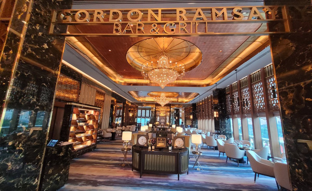 Gyrowoof's tweet image. #BeefWellington lunch at an atas fud  place with the #Fuzzballs today! XD #GyroTravels