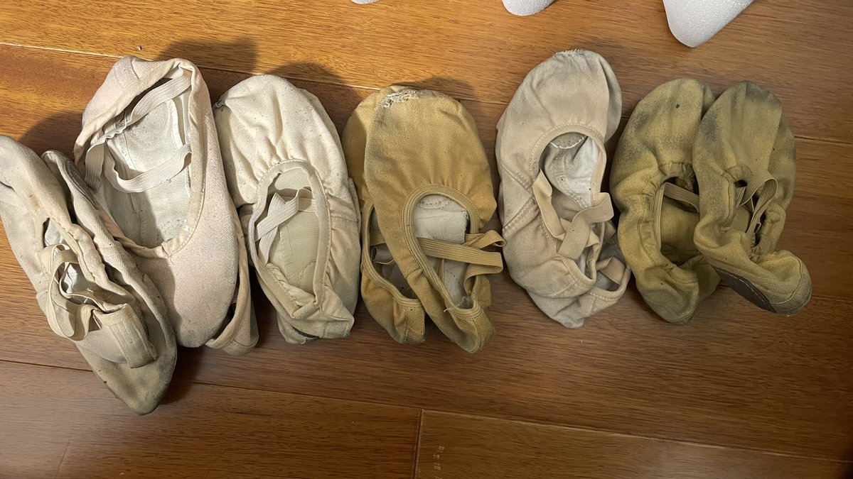 清纯外表下的极致反差 到了一批刚艺考完的妹妹的臭舞鞋 每一双都穿了1个月以上 谁能想到外表清纯的妹妹居然有如此浓烈的汗臭味 感兴趣欢迎私聊 #舞蹈 #舞鞋 #舞蹈生 #反差婊 #打胶 #足交 #母狗 #原味 #臭脚