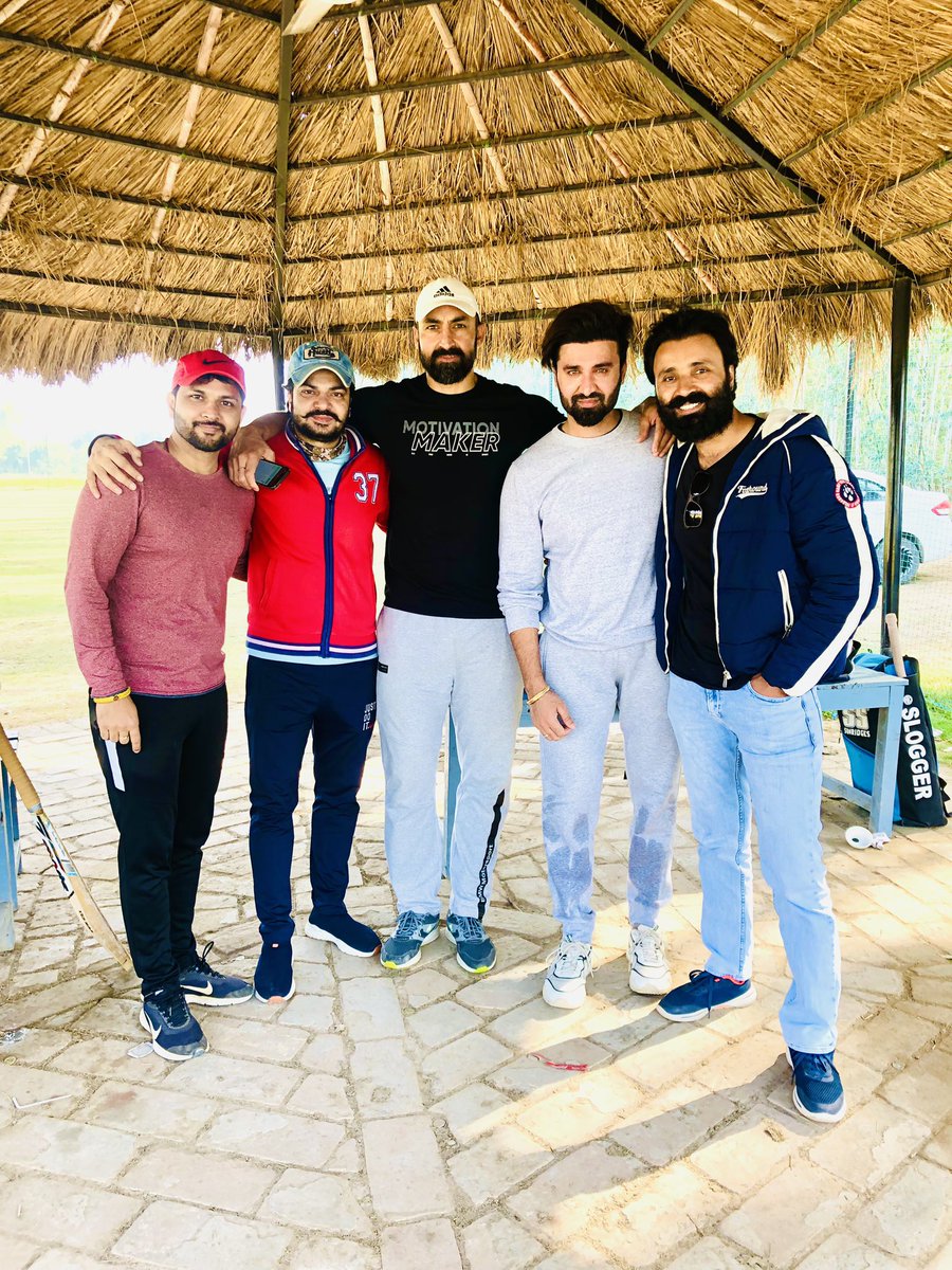 GillJigar's tweet photo. How blissful it was to meet you all after a long time!❤️😊
.
.
.
#yaariyan #dosti #friends #oldfriends #blessed #vikaramjeetsinghvirk #jimmysharma #jigarsinghgill
@JimSharmaa @VikramjeetVirk @VinitBhardwaj21 https://t.co/l4bSsXrtQ6