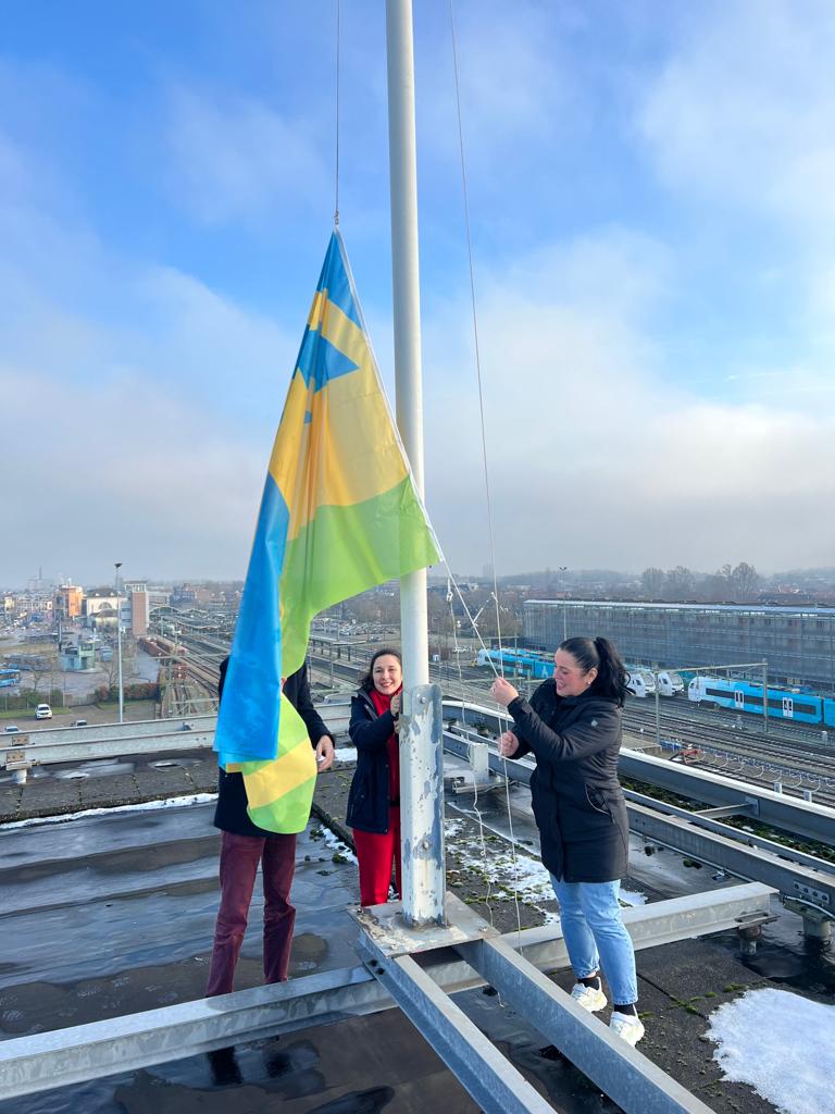 Gisteren was het 75 jaar geleden dat de Universele Rechten van de Mens werden getekend.
Vandaag hijsen we de Mensenrechtenvlag omdat het nog steeds nodig blijkt. 
Mensenrechten zijn blijkbaar niet vanzelfsprekend voor iedereen.
