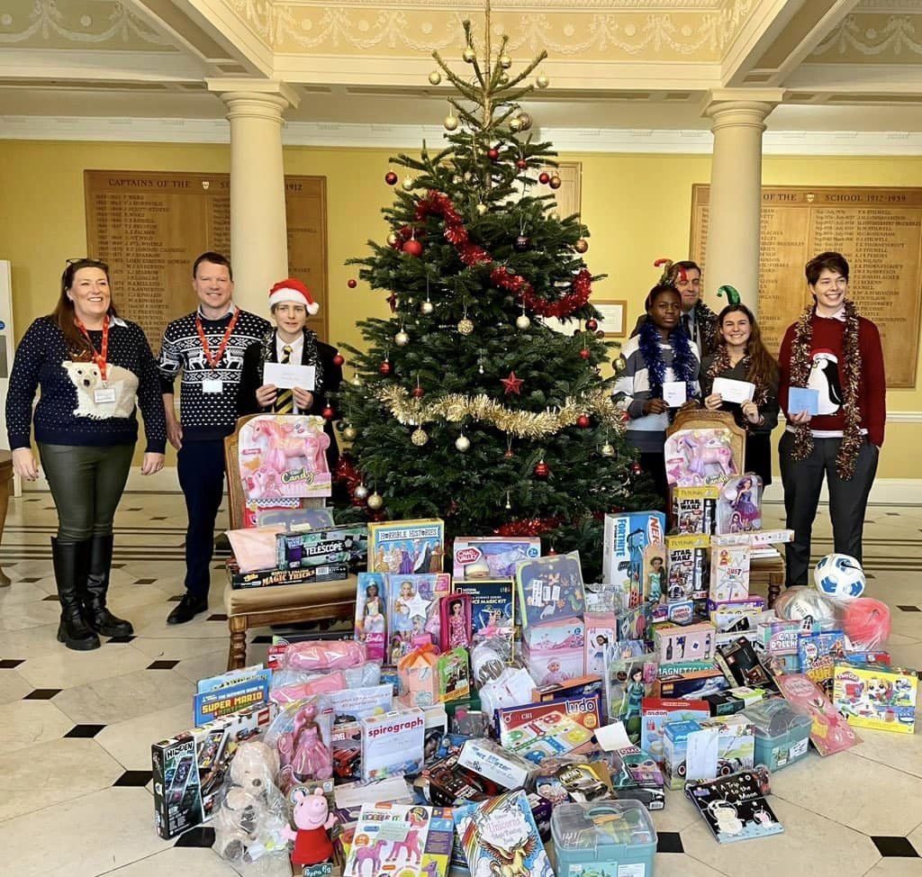 Our fantastic #FOS team have had a busy term of #CharityFundraising. Highlights include a hugely popular ski sale, a Christmas Gift Appeal and stalls at this year's Christmas Fair. Read more here: bit.ly/OSFOSMT
@Launchpad_RDG @CathChildW @acn_uk @StyleAcre