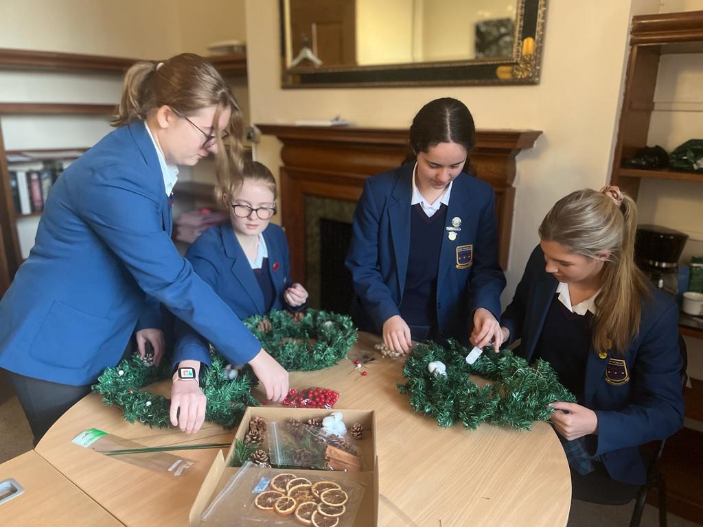 SaintNicksSch's tweet photo. Fabulous work by #StNicksYear10 pupils, who have been busy preparing for our local elderly citizens Christmas lunch. Making beautiful table decorations and gift bags. #StNicksCommunity #StNicksUpper #SaintNicksSch https://t.co/l2uMM8d3Bu