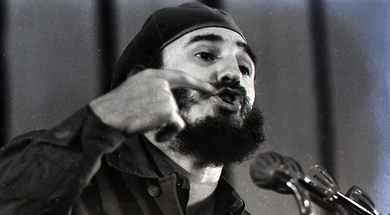 Fidel: “Sin honor, sin libertad, sin justicia, sin independencia, no vale la pena vivir, y es por eso que hemos dicho siempre, lo hemos repetido y lo hemos demostrado, que estamos dispuestos a morir antes que renunciar a nuestros principios.” #EstaEsLaRevolución