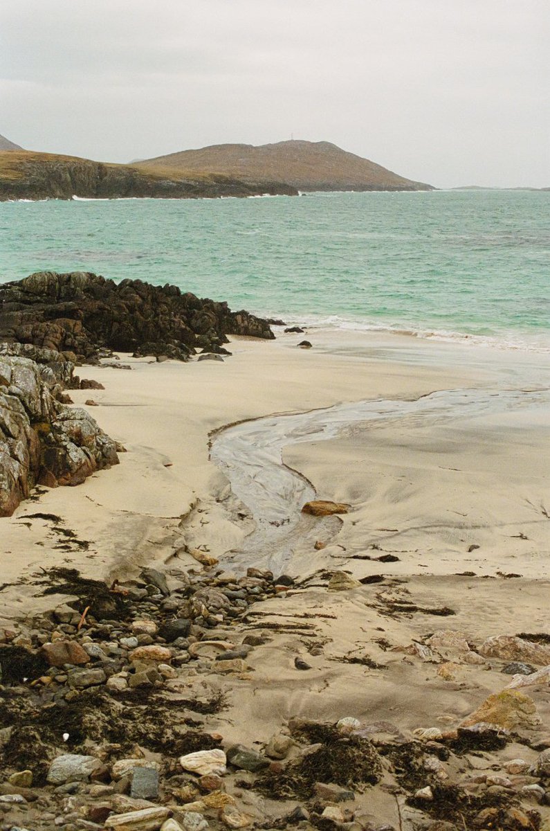 // BECCA’S WEAVING  — ISLE OF HARRIS, SCOTLAND — FEB23 ©Jeremy Blahay //
More from the series here 🏴󠁧󠁢󠁳󠁣󠁴󠁿🪡: jeremyblahay.com/portfolios-2/t…
•
<a href="/taobhtuath/">Taobh Tuath Tweeds</a> @harristweedauth #documentary #outerhebrides #scotland  #isleofharris #Harristweed #art #soundrecording #traditional #Weaving #islander