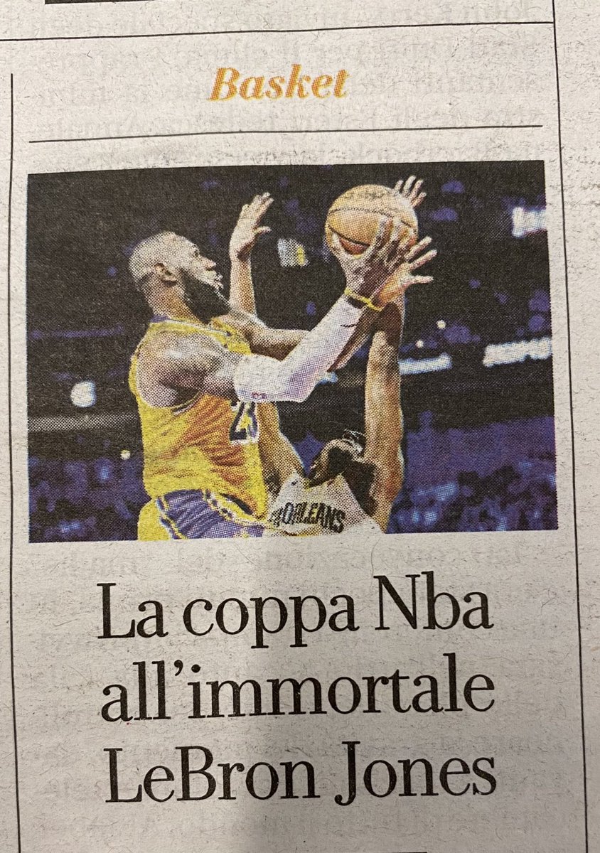 È un lunedì uggioso.
C'è un fastidioso freddo su quasi tutta la penisola.
Entri al bar, ordini il caffè, amaro, come la tua vita.
Come sempre scrocchi i giornali del locale per leggere le notizie.
Ti cade l'occhio sulla prima pagina.
No, non è possibile che ci sia una notizia di