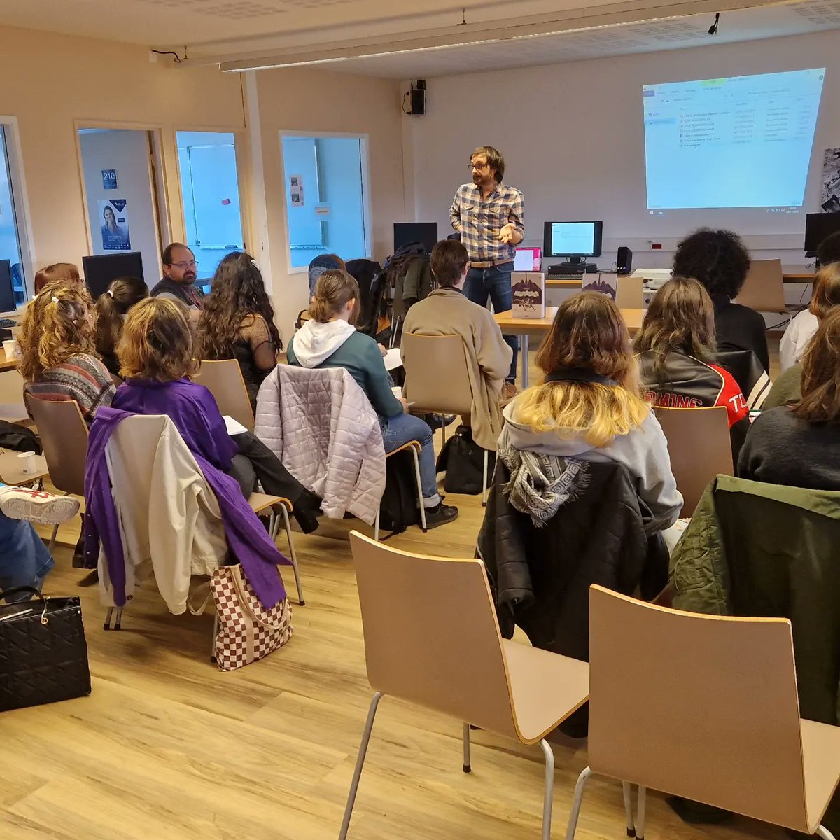 Le vendredi 24 novembre, les étudiants de la CPES-CAAP ont eu l'opportunité de rencontrer l'auteur Bonaventure au CDI.
Cette rencontre enrichissante a été rendue possible grâce à       la médiathèque de Valbonne, dans le cadre du salon du livre jeunesse d'Antibes.
