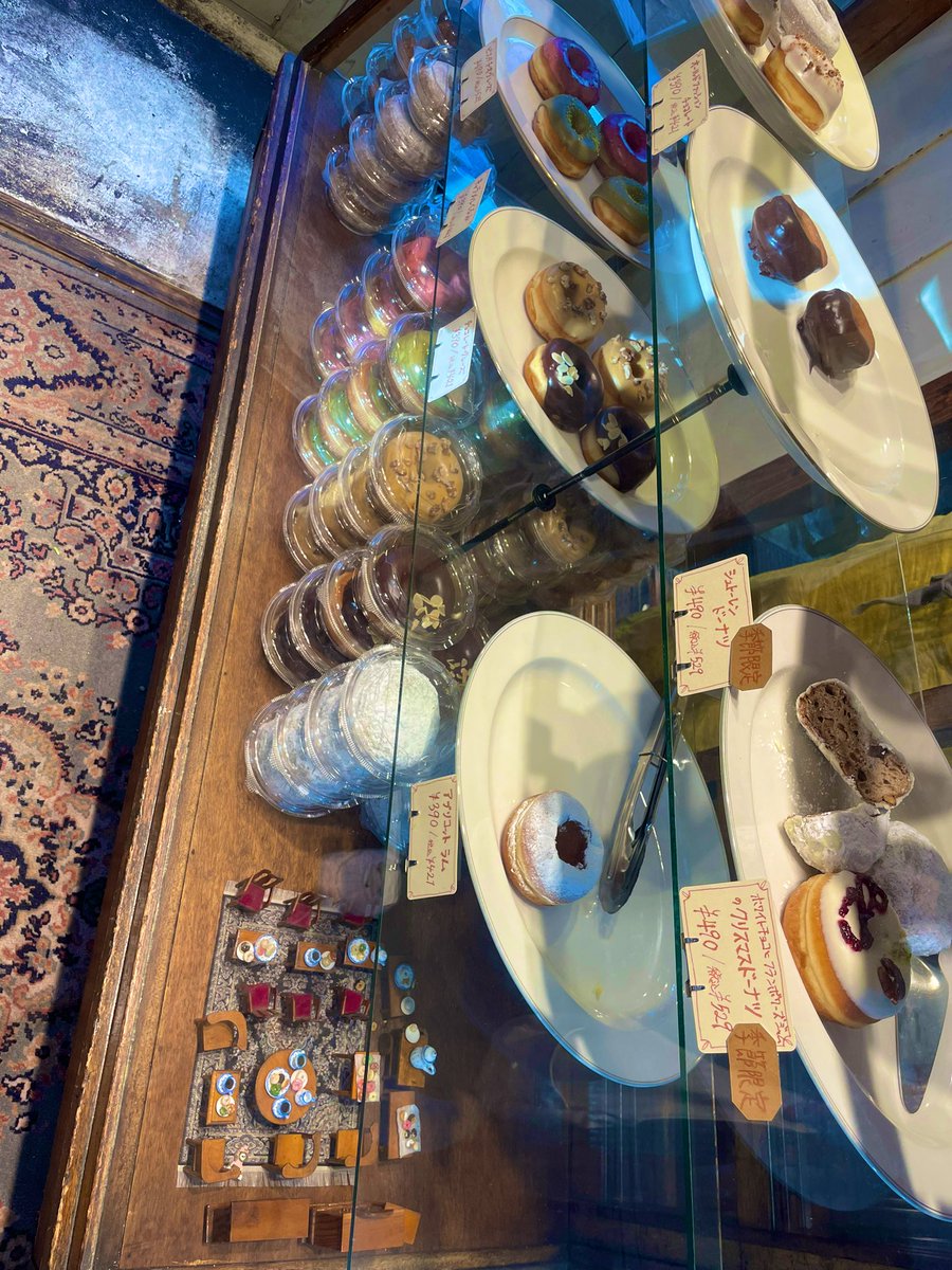 ふ、、ふふふ、、、ふふふふふふ‼️‼️
(訳:ずっと行きたかったドーナツもりに行きました)

ふわもちで美味しかった〜🤤🍩🧡
ドーナツ棚にあるミニチュアもかわいい🪑