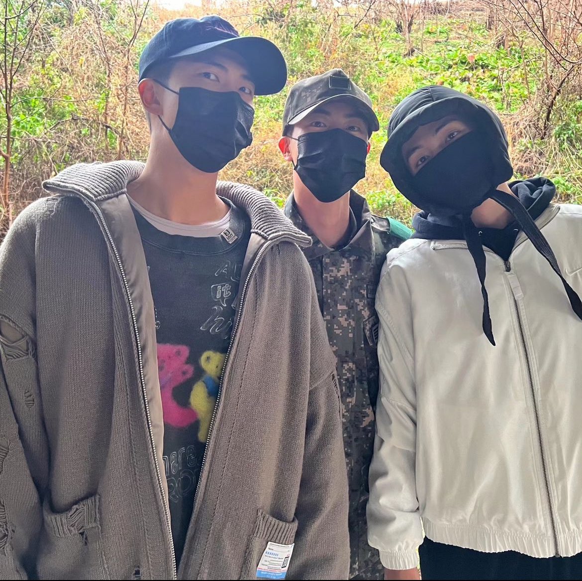 Ceci_Kookmin_YT's tweet photo. Jin subiendo fotos con los chicos 💜😭🤧 Mi corazón ¡Cuídense mucho chicos! Seremos fuertes y esperaremos por ustedes con todo el amor 🥺 APoBangPo 💜 We Purple U 💜 https://t.co/r4rz7fZHte