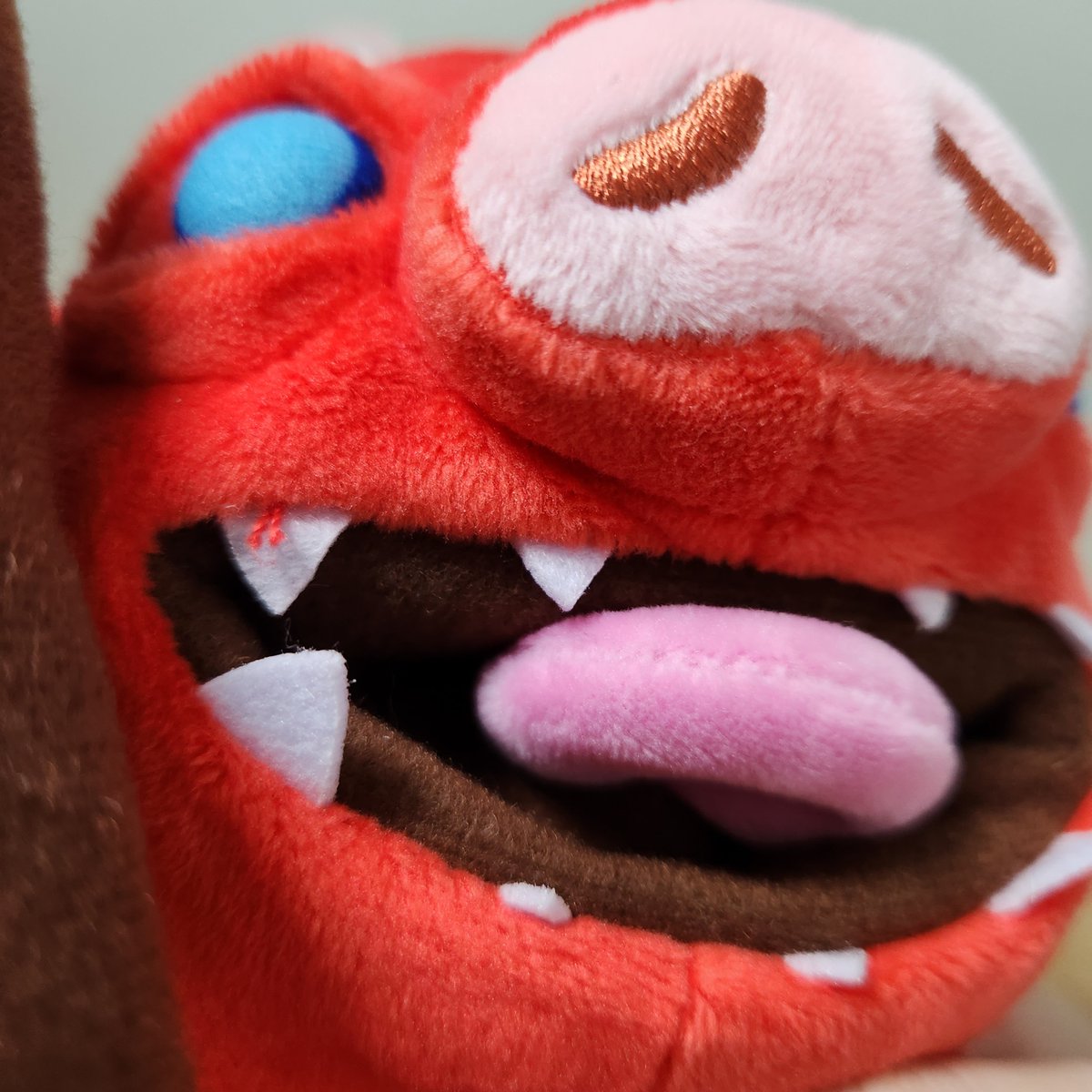 친구가 일본 갔다가 우리 아기 보코블린 인형을 사다줌... 하 이거지예~~