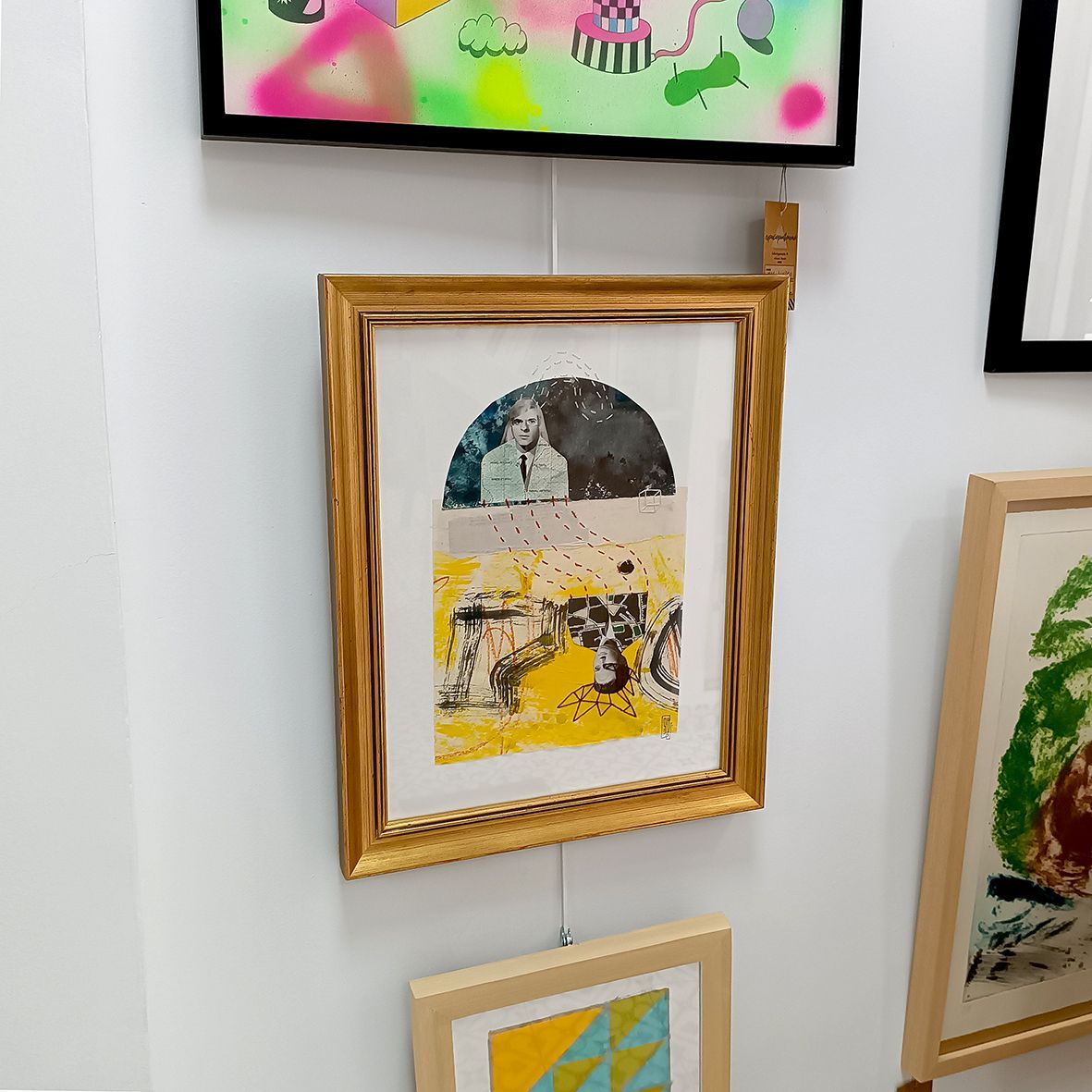 Ofrecemos enmarcación a medida para dar un aspecto único a tus piezas favoritas. Encuentra el tono, el color y el tamaño adecuado para cada obra, para cada espacio, siempre en madera natural.
Encontrar la obra original que va contigo y la enmarcación adecuada, ¡tiene premio!