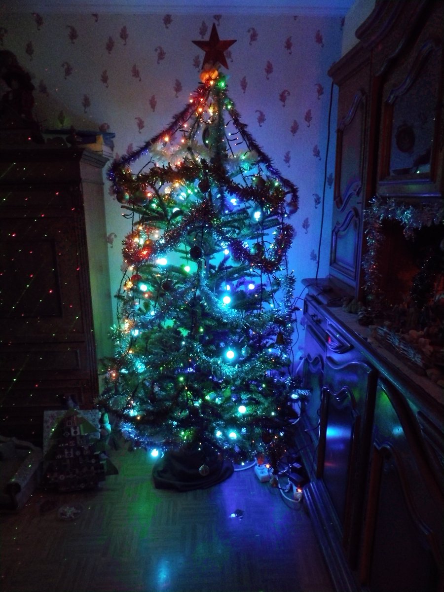 JackieMusique's tweet image. #Noel2023 #Sapin #Décos 
Voici mon sapin de Noël sans et avec illuminations puis mon salon de Noël  illuminé 🎄Ici se trouvent l'esprit et la magie de Noël🎄🎅