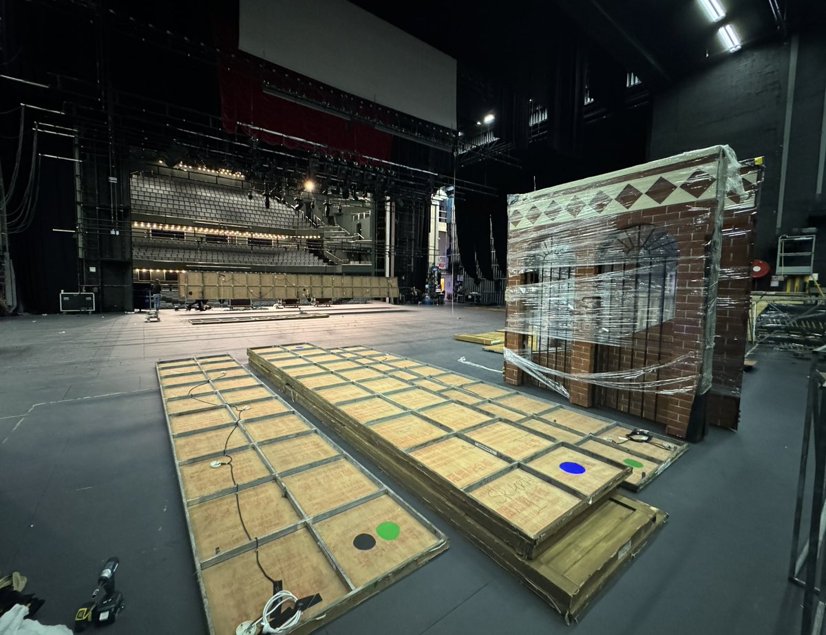 The get-in at the Lyric Theatre at the Hong Kong Academy of Performing Arts (@HKAPA) is underway. The second venue of the international leg of the tour. #MadagascarMusical #MoveItMoveIt @sell_a_door @madUKtour