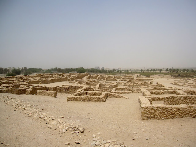 GodWithNoTemple's tweet photo. 1. Burial site at Saar Bahrain (3200BC-320BC)
2. Tylos coastal fortress.
3 and 4 Excavation site at the fortress (with artifacts dating 2800BC) https://t.co/i7OBHGhmgA