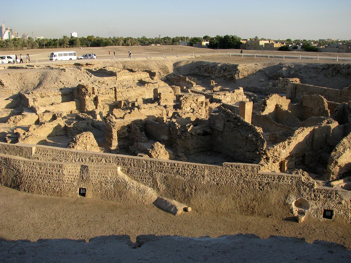 GodWithNoTemple's tweet photo. 1. Burial site at Saar Bahrain (3200BC-320BC)
2. Tylos coastal fortress.
3 and 4 Excavation site at the fortress (with artifacts dating 2800BC) https://t.co/i7OBHGhmgA