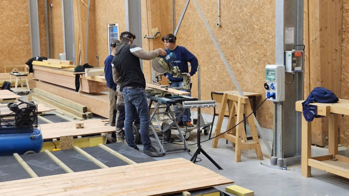 #ÉlèvesDesAndaines #TechniciensConstructeurBois poursuivent leur chef d'oeuvre 🪵🏗️🛖
Tous les élèves mobilisés et travail d'équipe avec les #CAPCB
L'aventure se poursuit avec pontdouilly-loisirs.com 

<a href="/dsden61/">DSDEN61</a> <a href="/ac_normandie/">Académie de Normandie</a> <a href="/RegionNormandie/">Région Normandie</a> #TravailDÉquipe