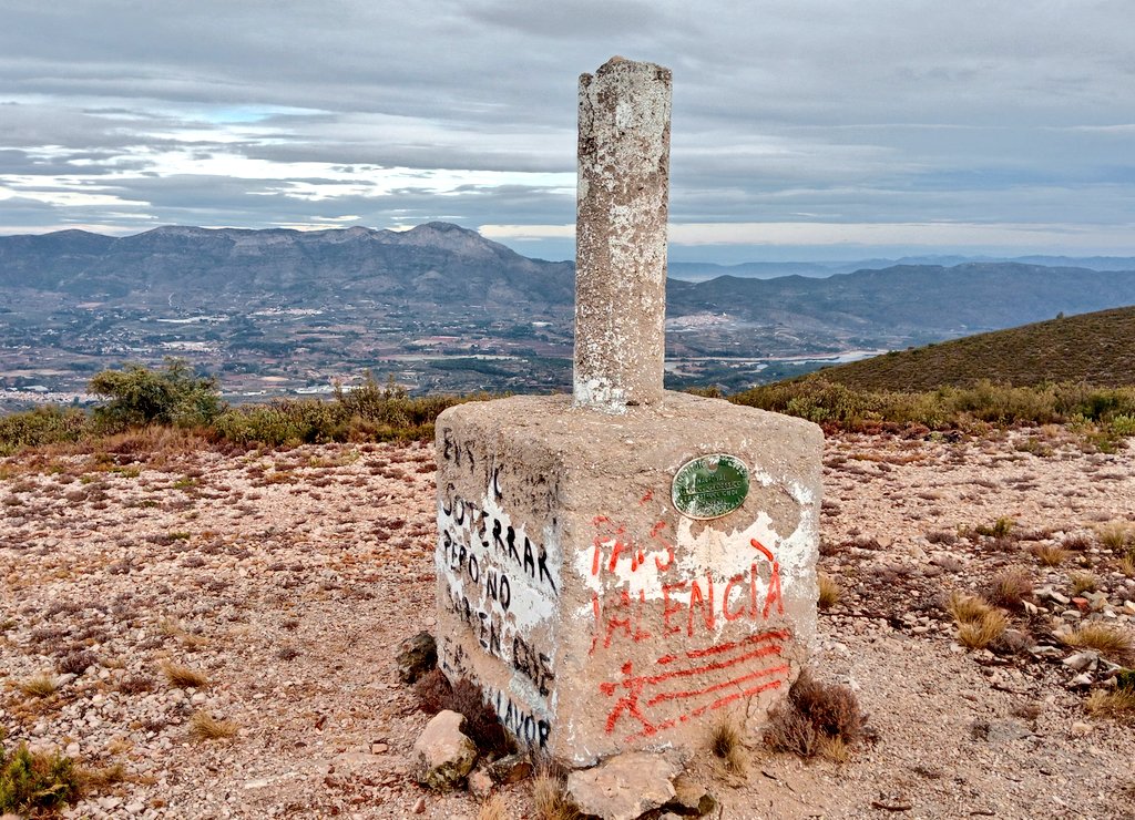 Un tomb per la Serra d'Almudaina entre Millena (Vall de Travadell) i Balones (Vall de Seta) #ElComtat assolint el vèrtex de la Lloma Redona i la Lloma Alta
ca.wikiloc.com/rutes-senderis… tornant pel Morro Cantalar, les Coves de Sant Francesc i la Lloma de la Creueta