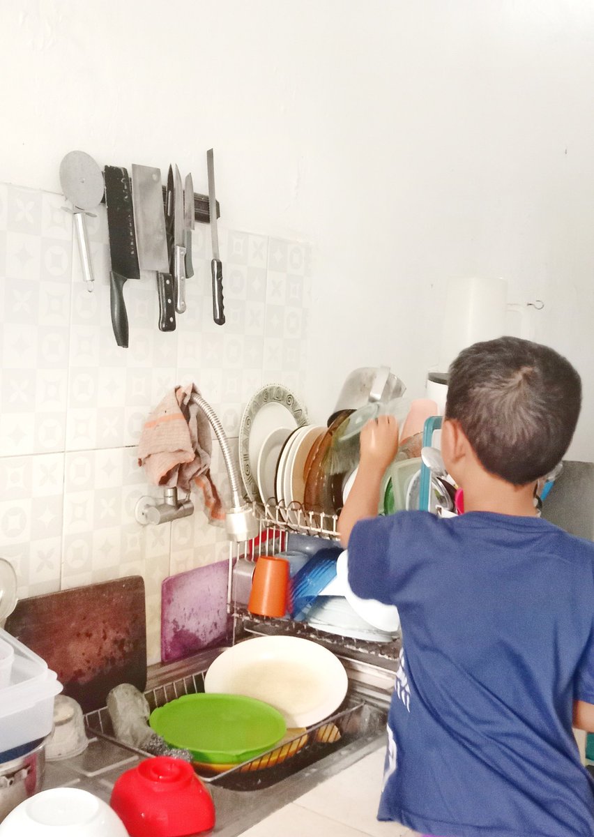 _nikenpratiwi's tweet image. Hari ini trio kwek² ga belajar mapel, ibunya burn out. Kakak selesaikan proyek jualan kukisnya, otw 20 box. Adik akhirnya diajak magang utk bantu bersih²&amp;amp;support kebutuhan kakak. Dan ada feenyaahh.uwu bgt 😀😀🥳 #homeschoolproject